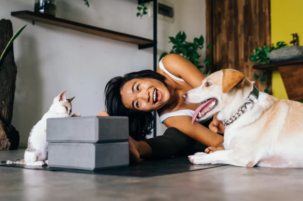 fazendo yoga em casa