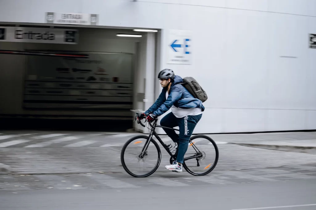 pedalando em uma bicicleta